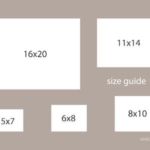 Op de afbeelding: Een maattabel met rechthoekige en vierkante witte blokken met afdrukformaten: 5x7 inch, 6x8 inch, 8x10 inch, 11x14 inch en 16x20 inch. De tekst "size guide" staat onder de maten. De naam van de kunstenaar staat onderaan.
