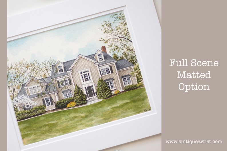 Op de afbeelding: Aquarel schilderij van een groot huis met een groen gazon, omlijst in een witte passe-partout. Het huis is beige met een donkergrijs dak en witte afwerking. De tekst "Full Scene Matted Option" is zichtbaar.