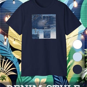 Op de afbeelding: Een marineblauw t-shirt met korte mouwen en een centrale vierkante grafische print van een denim patchwork-ontwerp. De afbeelding toont verschillende tinten blauwe spijkerstof, inclusief gestikte naden, zakken en vervaagde texturen.