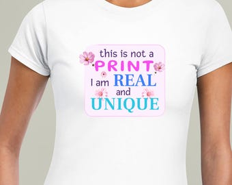 Camiseta "Esto no es un estampado. Soy real y única". Camiseta con mensaje positivo.