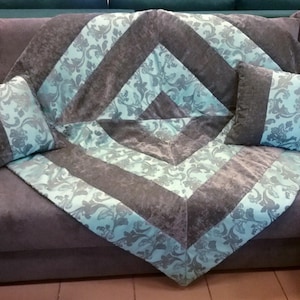 Tagesdecke mit 2 Kissen im Patchwork-Stil: Samt-Sofabezug in Grau-Blau-Azur, dekorative Sofadecke in Türkis, quadratische Tagesdecke