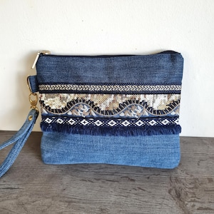Clutch jeans estilo Boho, bolso pequeño jeans de pulsera azul dorado, clutch denim con decoración dorada, bolso cosmético jeans reciclado, clutch estilo boho