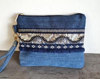 Clutch para jeans estilo boho, Bolso pequeño para jeans en color azul dorado, Clutch para jeans con decoración dorada, Neceser para jeans reciclados, clutch estilo boho