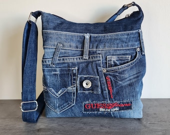 Bolso Guess Jeans color azul oscuro tamaño mediano, bolso bandolera de mezclilla reciclada de Guess jeans, bolso grande de jeans reciclado eu