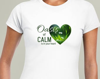 Camiseta blanca para mujer con estampado: gráfico de corazón, diseño verde naturaleza, estilo naif, oasis de calma en tu corazón.