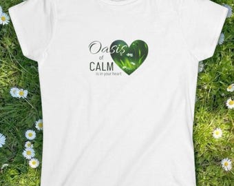 Camiseta blanca para mujer con estampado: gráfico de corazón, diseño verde naturaleza, estilo naif, oasis de calma en tu corazón.