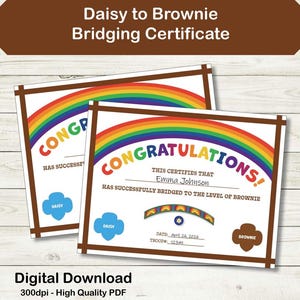 Puede incluir: Un certificado de transición de Daisy a Brownie con un arcoíris, el texto CONGRATULATIONS y el nombre Emma Johnson. El documento incluye un emblema azul de Daisy, un emblema marrón de Brownie, la fecha 26 de abril de 2026 y el número 12345.