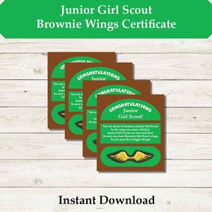 Puede incluir: Un conjunto de certificados marrones y verdes Junior Girl Scout Brownie Wings con el texto Congratulations Junior Girl Scout! y un poema sobre volar a cosas más grandes, con un gráfico de alas amarillas en la parte inferior de cada tarjeta.