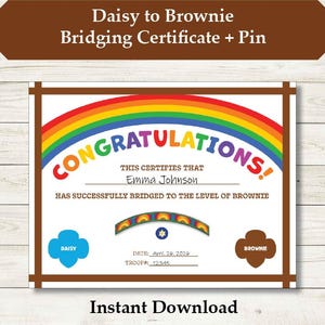Op de afbeelding: Een certificaat met een regenboogboog en het woord "CONGRATULATIONS!" in grote, kleurrijke letters. Het certificaat is voor Emma Johnson, die overstapt van Daisy naar Brownie. Bevat de datum 26 april 2026 en het troepnummer 12345. Onderaan staat "Instant Download".