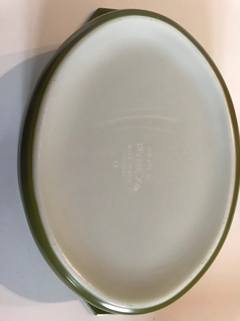 green and white daisy pattern Pyrex 045 crazy daisy casserole dish