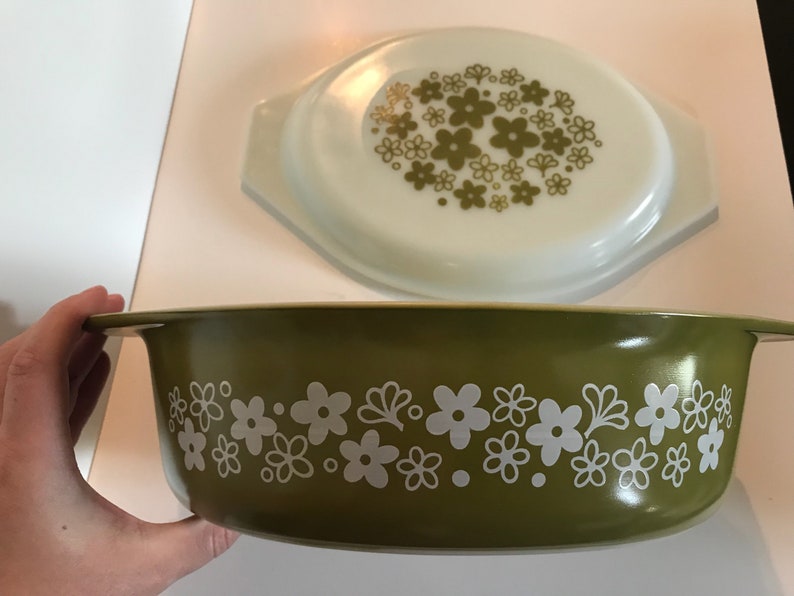 green and white daisy pattern Pyrex 045 crazy daisy casserole dish