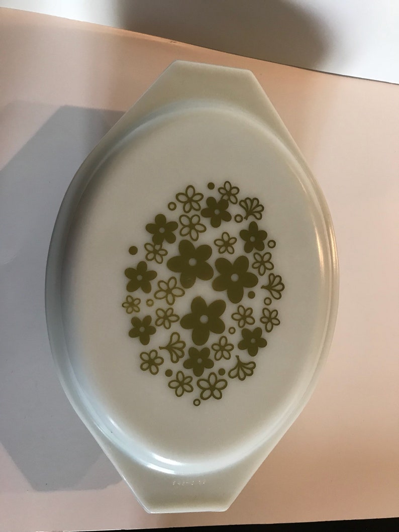 green and white daisy pattern Pyrex 045 crazy daisy casserole dish