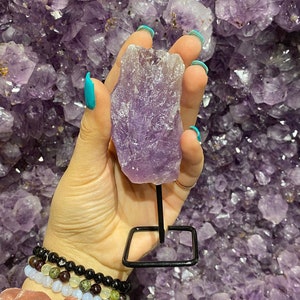 Amatista Maraba en bruto sobre soporte de metal, punta sobre soporte, amatista, minipin de amatista, piedra natal de febrero, amatista en bruto, piedra preciosa en trozos