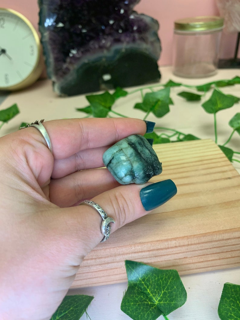 Une véritable pierre émeraude roulée, chakra du cœur, pierre de naissance de mai, pierre de poche, cristal vert, manifestation, émeraude en micaschiste image 5