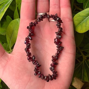 One Red Garnet Chip Bracelet, Garnet Stretch Bracelet, Beaded Garnet Bracelet, Protection Bracelet, Healing Bracelet, Root Chakra, Security