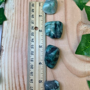 Une véritable pierre émeraude roulée, chakra du cœur, pierre de naissance de mai, pierre de poche, cristal vert, manifestation, émeraude en micaschiste image 8