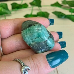 Une véritable pierre émeraude roulée, chakra du cœur, pierre de naissance de mai, pierre de poche, cristal vert, manifestation, émeraude en micaschiste image 2