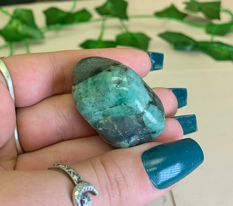 Une véritable pierre émeraude roulée, chakra du cœur, pierre de naissance de mai, pierre de poche, cristal vert, manifestation, émeraude en micaschiste image 2