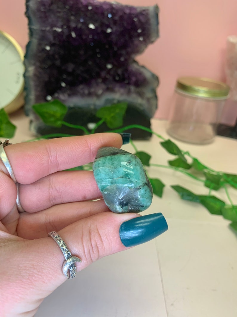 Une véritable pierre émeraude roulée, chakra du cœur, pierre de naissance de mai, pierre de poche, cristal vert, manifestation, émeraude en micaschiste image 9