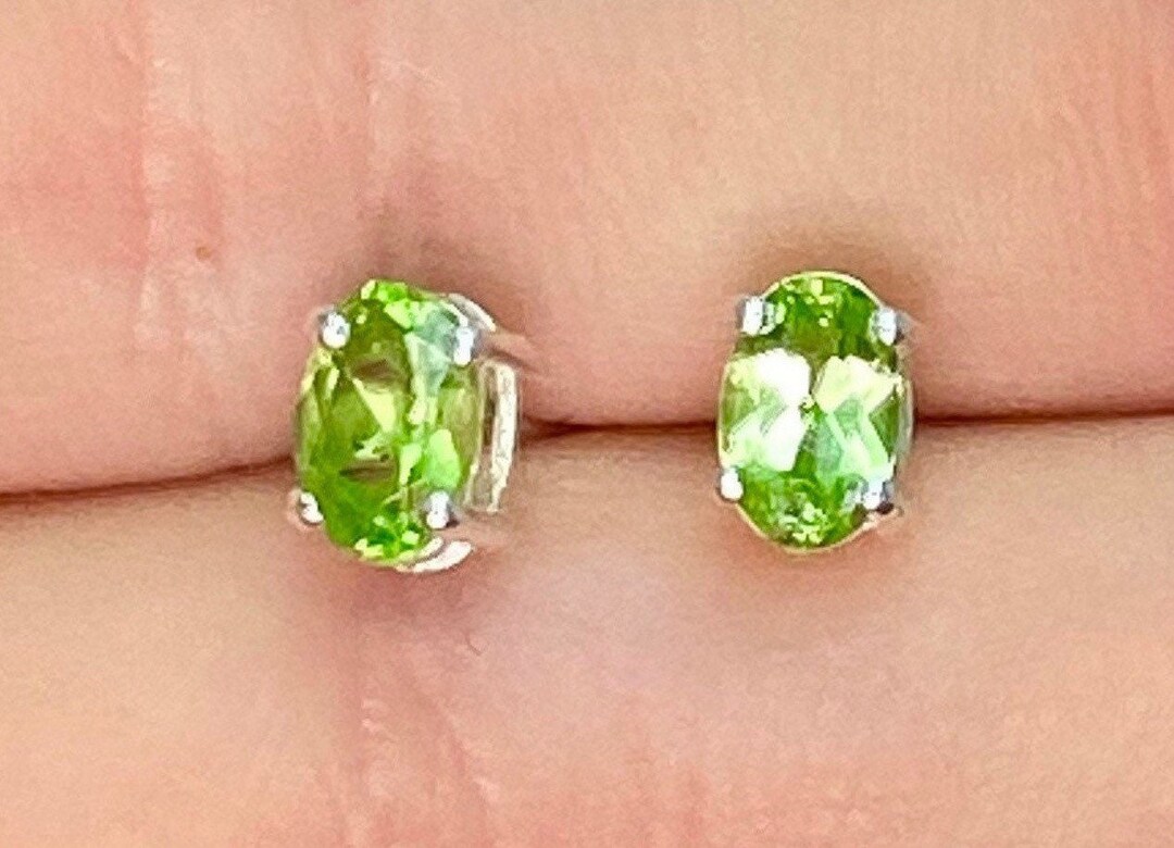 peridot-oval-faceted-sterling-silver-earring-peridot-earring-prong