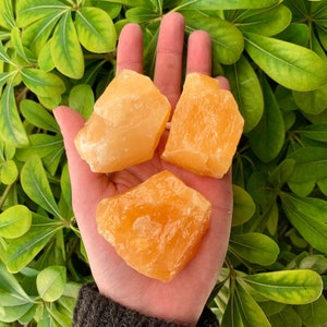 Un morceau de calcite orange naturelle, calcite orange brute du Mexique, calcite orange brute, morceau de calcite orange, calcite brute, morceau de calcite