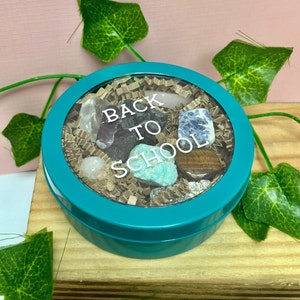 Kit de cristales personalizado para la vuelta al cole, caja magnética, piedras para estudiantes y aprendizaje, cristales para taquillas, energía curativa, regalo con monograma imagen 2