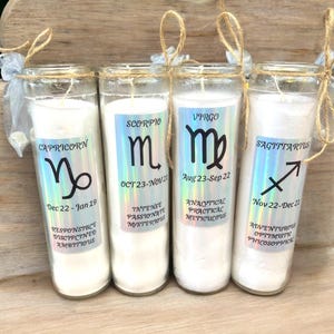 Puede incluir: Cuatro tarros de velas de vidrio con etiquetas que representan los signos del zod&iacute;aco Capricornio, Escorpio, Virgo y Sagitario. Cada etiqueta incluye el s&iacute;mbolo del signo, las fechas y los rasgos de personalidad.