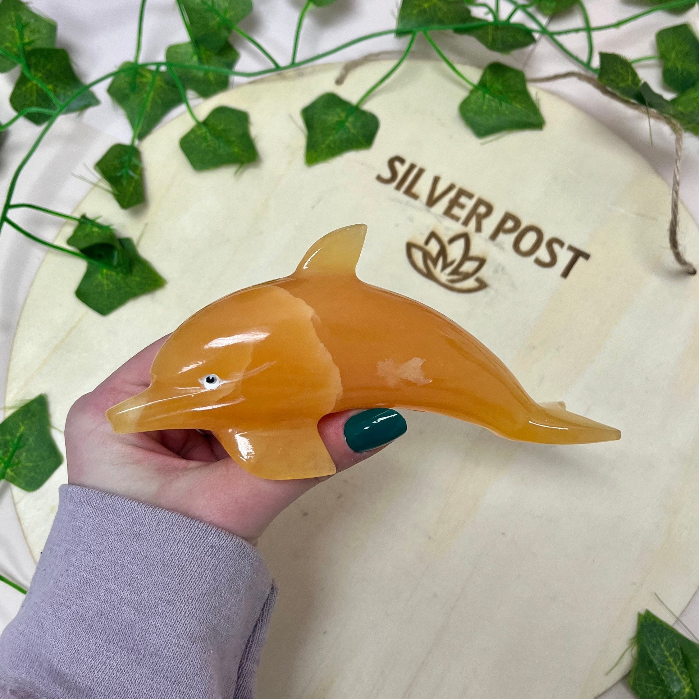 人気を誇る Vibrant Large Orange Carved Hand Carving, Dolphin Calcite コレクション