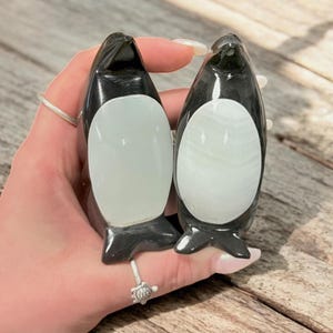 Medium Onyx Penguin Figurine – Hand Carved Stone Penguin, Black Crystal Bird Statue, Polar Animal Gift, Emperor Penguin Home Decor