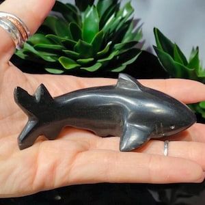 Black Onyx Shark Carving – Hand Carved Stone Shark Figurine, Crystal Ocean Animal, Baby Shark Gift, Small Crystal for Kids or Collectors
