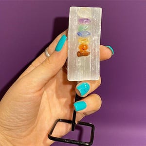 Selenite Chakra Stones on Metal Stand – Polished Crystal Display, Healing Energy Decor, Meditation Stone Set, Spiritual Home Gift