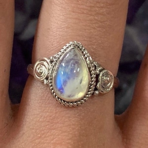 Anillo de plata de ley con piedra lunar en forma de lágrima y remolino, anillo apilable de piedra lunar auténtica, joyería de cristal 925, femenino y divino, chakra corona, ASJ