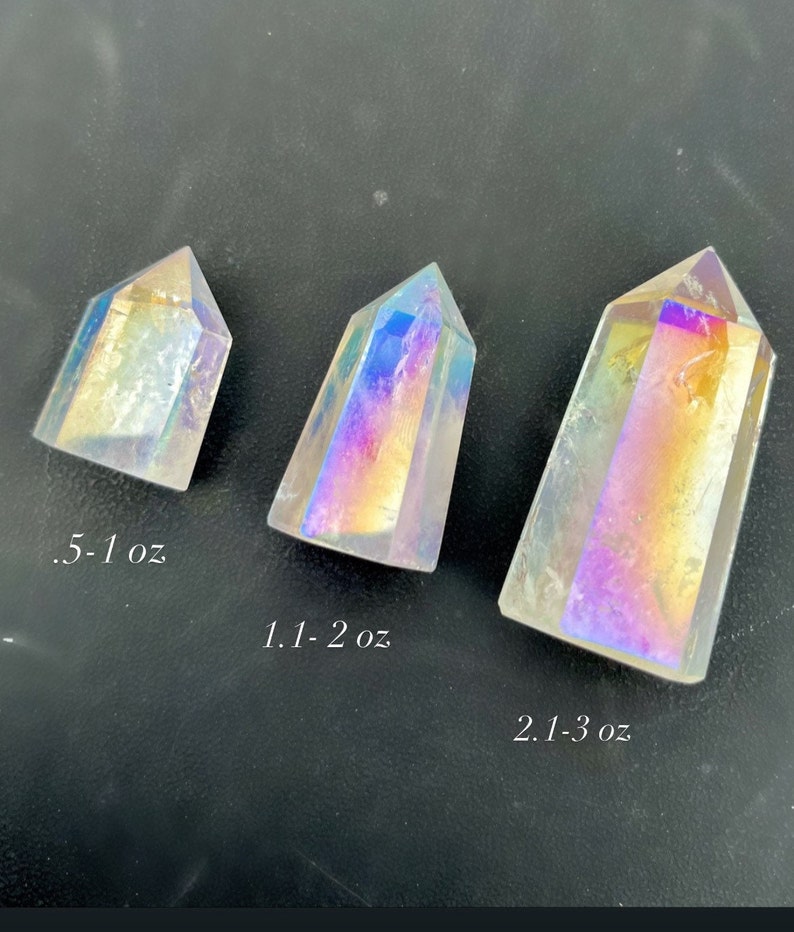 K&ouml;nnte beinhalten: Drei regenbogenfarbene, klare Quarzkristallspitzen in verschiedenen Gr&ouml;&szlig;en. Die kleinste Spitze ist 0,5-1 oz, die mittlere Spitze ist 1,1-2 oz und die gr&ouml;&szlig;te Spitze ist 2,1-3 oz.