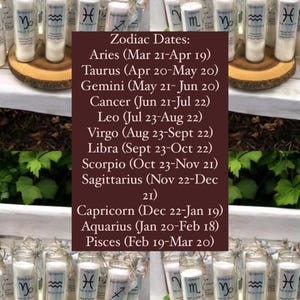 Puede incluir: Un conjunto de doce tarros de velas de vidrio con signos del zod&iacute;aco y fechas impresas en las etiquetas. Las velas est&aacute;n dispuestas sobre una superficie de madera. Los signos del zod&iacute;aco son: Aries, Tauro, G&eacute;minis, C&aacute;ncer, Leo, Virgo, Libra, Escorpio, Sagitario, Capricornio, Acuario y Piscis.