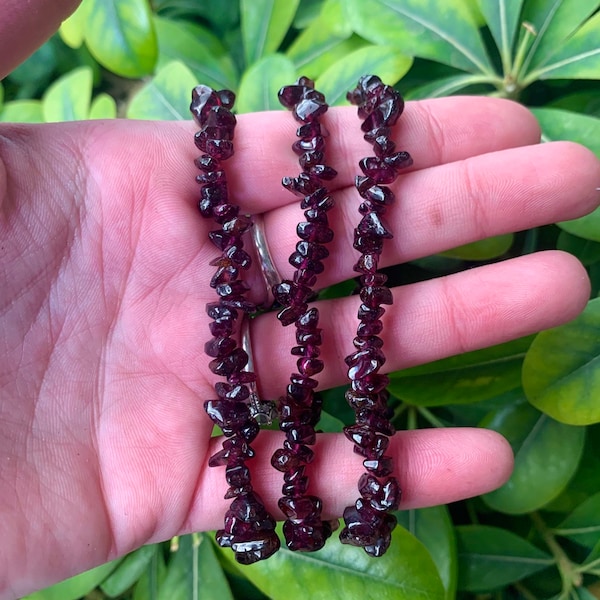 One Red Garnet Chip Bracelet, Garnet Stretch Bracelet, Beaded Garnet Bracelet, Protection Bracelet, Healing Bracelet, Root Chakra, Security