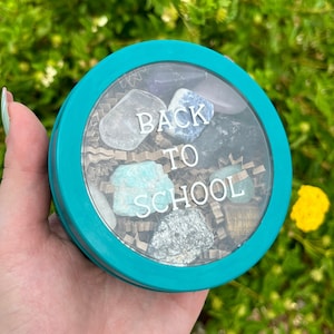 Kit de cristales personalizado para la vuelta al cole, caja magnética, piedras para estudiantes y aprendizaje, cristales para taquillas, energía curativa, regalo con monograma imagen 1