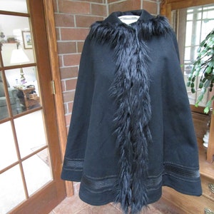 1900&#39;s heavy black wool cape with fur trim, great Halloween custom or warm cape for winter