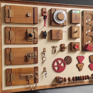 Części tablicy dla malucha DIY: pozytywka, drzwi z zatrzaskami, przełącznik, tarcza telefonu, spersonalizowane kostki, moduł świateł LED, przycisk, sznurowanie
