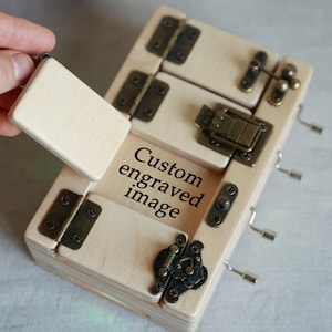 Houten opwindbare muziekklinkdoos met 4 draaiorgels, mini bezetbord met led-verlichting en melodieën, gepersonaliseerde gravure, draailierset