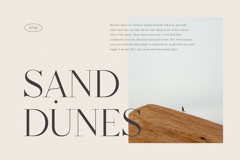 Op de afbeelding: Een zwart-wit grafisch ontwerp met de tekst "SAND DUNES" in een serif-lettertype. De afbeelding toont een persoon die een zandduin oploopt.