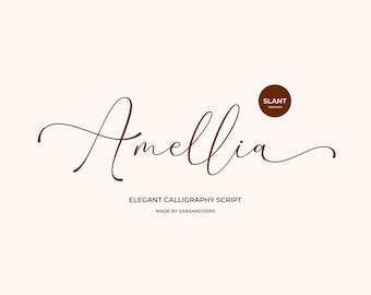 Könnte beinhalten: Ein kalligraphisches Schriftdesign für den Namen "Amelia" in brauner Farbe. Der Text "SLANT VERSION" befindet sich in einem Kreis über dem Namen. Unter dem Namen steht der Text "ELEGANT CALLIGRAPHY SCRIPT MADE BY SANSANDSONS".