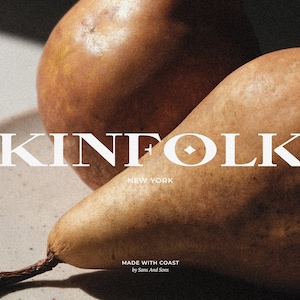 Peut inclure: Deux poires brunes sur une assiette blanche avec le texte "KINFOLK NEW YORK MADE WITH COAST by Sam And Sons" en blanc.