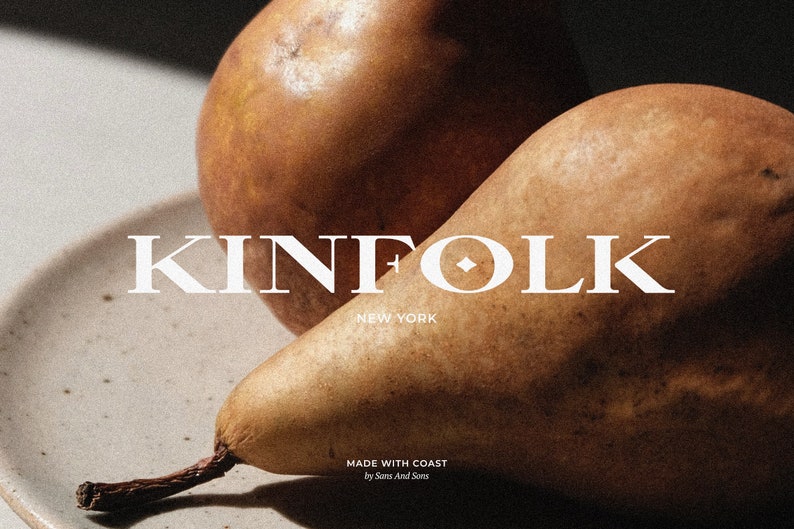 Peut inclure: Deux poires brunes sur une assiette blanche avec le texte "KINFOLK NEW YORK MADE WITH COAST by Sam And Sons" en blanc.