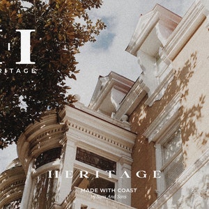 Peut inclure: Un b&acirc;timent blanc aux d&eacute;tails orn&eacute;s, encadr&eacute; par un arbre feuillu. Le b&acirc;timent a une fa&ccedil;ade cr&egrave;me et un toit rose. Le texte "HERITAGE" est visible sur le b&acirc;timent, ainsi que la phrase "MADE WITH COAST by Sims And Sims".