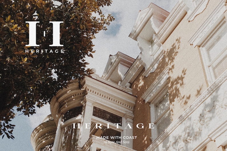 Peut inclure: Un b&acirc;timent blanc aux d&eacute;tails orn&eacute;s, encadr&eacute; par un arbre feuillu. Le b&acirc;timent a une fa&ccedil;ade cr&egrave;me et un toit rose. Le texte "HERITAGE" est visible sur le b&acirc;timent, ainsi que la phrase "MADE WITH COAST by Sims And Sims".