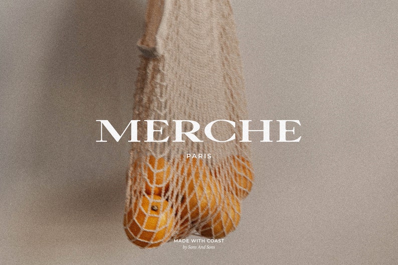 Peut inclure: Un sac en filet blanc avec des oranges &agrave; l'int&eacute;rieur. Le sac est suspendu en haut de l'image. Le texte "MERCHE PARIS" est en lettres blanches sur un fond beige. En dessous du texte se trouve le texte "MADE WITH COAST by Sons of Sons".