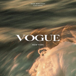 Peut inclure: Un logo de texte blanc stylis&eacute; pour le magazine Vogue, avec les mots "VOGUE" et "NEW YORK" sur un fond flou d'une vague qui se brise dans l'oc&eacute;an. L'arri&egrave;re-plan est un m&eacute;lange de vert, de brun et de blanc.
