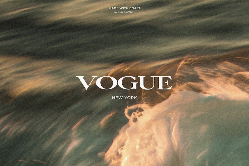 Peut inclure: Un logo de texte blanc stylis&eacute; pour le magazine Vogue, avec les mots "VOGUE" et "NEW YORK" sur un fond flou d'une vague qui se brise dans l'oc&eacute;an. L'arri&egrave;re-plan est un m&eacute;lange de vert, de brun et de blanc.