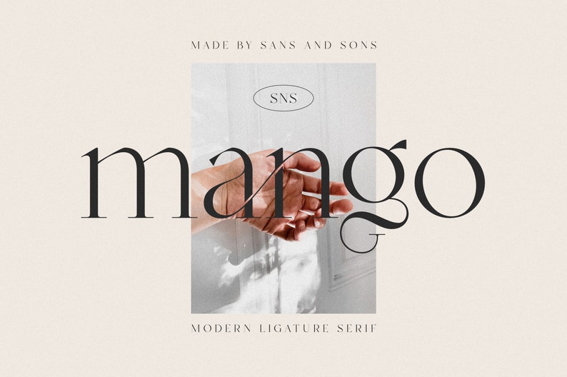 Op de afbeelding: Een grafisch ontwerp voor een lettertype genaamd "Mango" van Sans and Sons. Het lettertype is een modern ligatuur-serif. Het woord "Mango" wordt weergegeven in het lettertype met een hand die uit de achtergrond van het woord steekt.