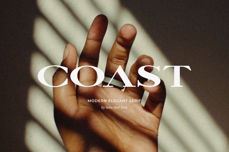 Peut inclure: Une main avec une bague au majeur, sur un fond de lumi&egrave;re et d'ombre, avec le mot "COAST" en texte blanc, et le texte "MODERN ELEGANT SERIF by Sans And Sorts" en dessous.